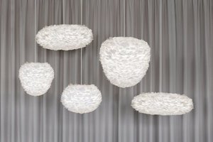 Závěsná lampa UMAGE Aluvia Eos Evia Medium Ø 40 s peřím small 1