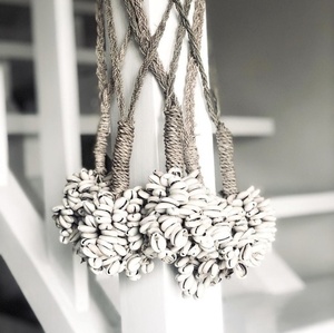 Střapec Cowrie Tassel - přírodní 4 Střapec Cowrie Tassel - přírodní small 4