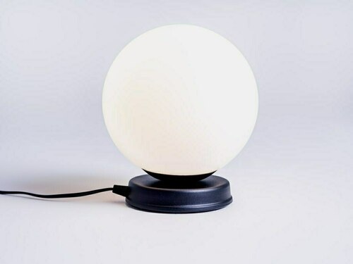Kontrola Stolní lampa CustomForm MANEN M, mléčná koule Ø20 cm, černá podstava, E27