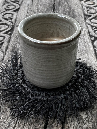 Kontrola Podtácek Bazar Bizar Fringe Raffia s třásněmi, černý 16 cm