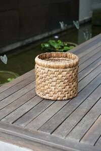 Pletený koš z vodního hyacintu BAZAR BIZAR The Choppy Basket přírodní Ø36 cm small 5