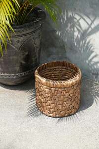 Pletený koš z vodního hyacintu BAZAR BIZAR The Choppy Basket přírodní Ø36 cm small 6
