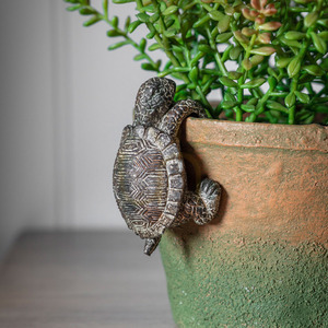 Závěs na květináč Winston Tortoise 2 ks přírodní polyresin Gallery Direct 1 Závěs na květináč Winston Tortoise 2 ks přírodní polyresin Gallery Direct small 1