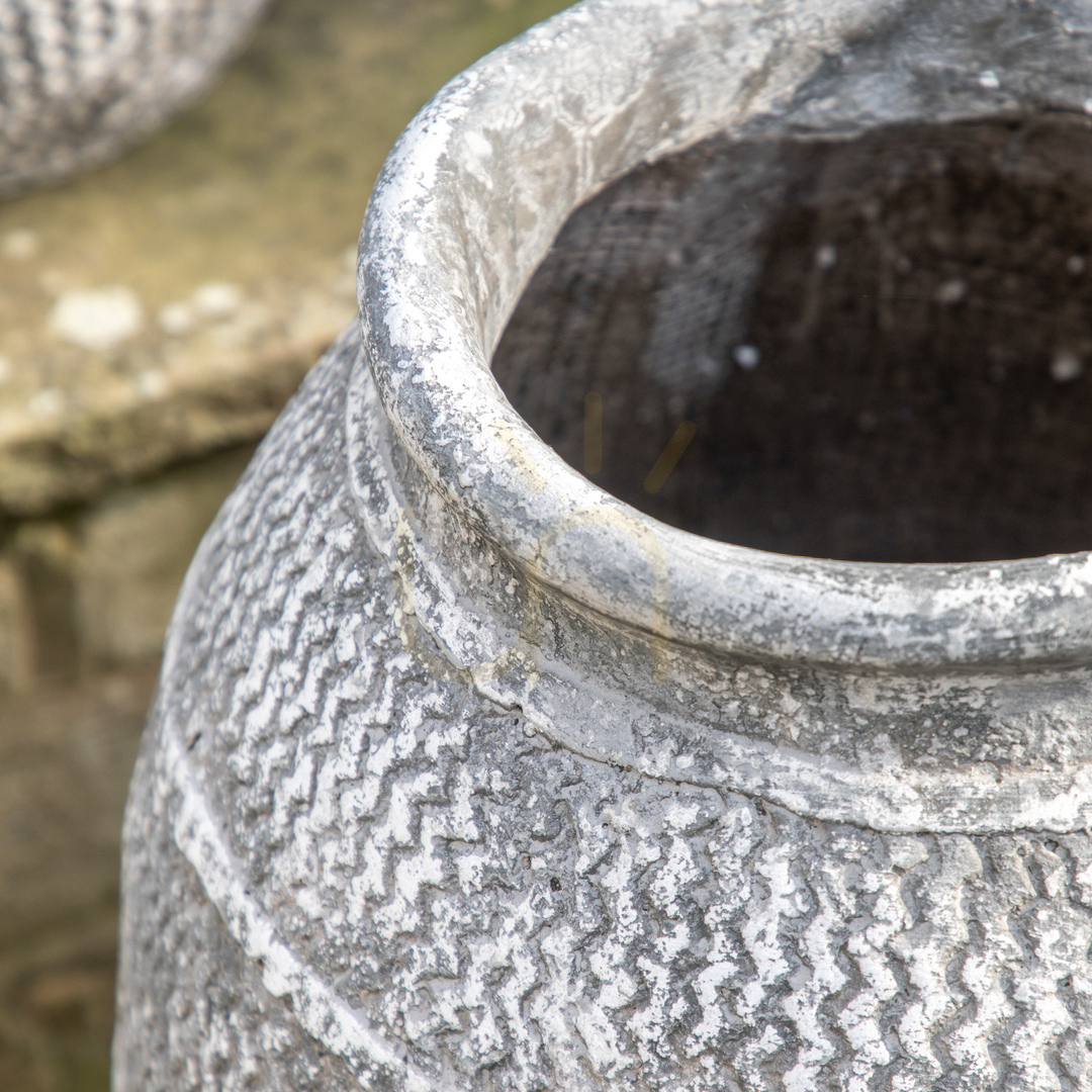 Zobrazit Váza Gallery Direct Zante velká, starožitná šedá, cement, 49 cm Váza Gallery Direct Zante velká, starožitná šedá, cement, 49 cm