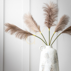 Dekorační umělý stonek Gallery Direct Goma Soft Feather hnědý 72 cm 5 ks small 1