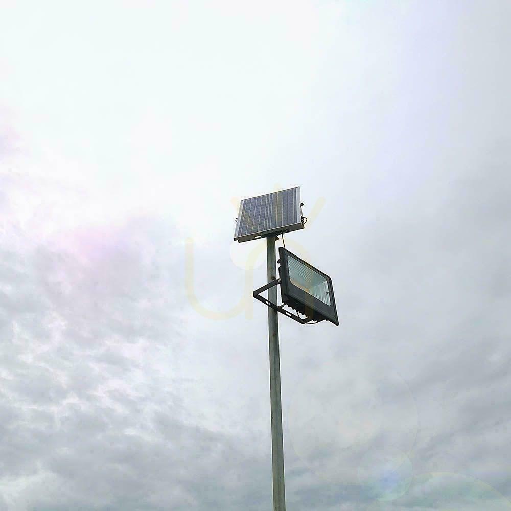 Náhled V-TAC 20W solární LED projektor černý IP65, dálkové ovládání, časovač VT-60W 4000K 1650lm V-TAC 20W solární LED projektor černý IP65, dálkové ovládání, časovač VT-60W 4000K 1650lm