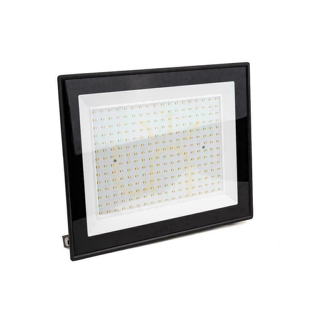 Pohled V-TAC 200W SMD F-CLASS LED projektor černý VT-49204 6500K 17600lm. V-TAC 200W SMD F-CLASS LED projektor černý VT-49204 6500K 17600lm.