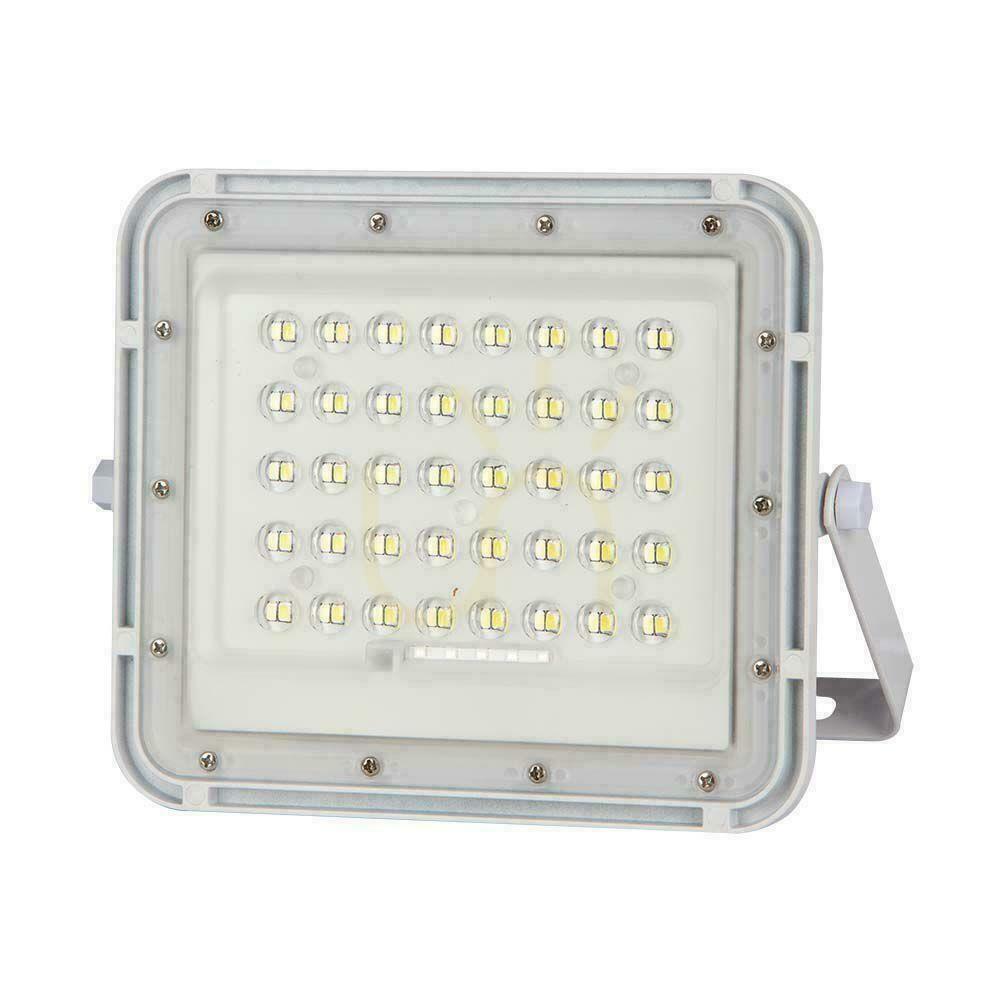 Pohled V-TAC 10W solární LED projektor s dálkovým ovládáním, AUTO, časovač, IP65 bílý VT-80W-W 6400K 800lm. V-TAC 10W solární LED projektor s dálkovým ovládáním, AUTO, časovač, IP65 bílý VT-80W-W 6400K 800lm.