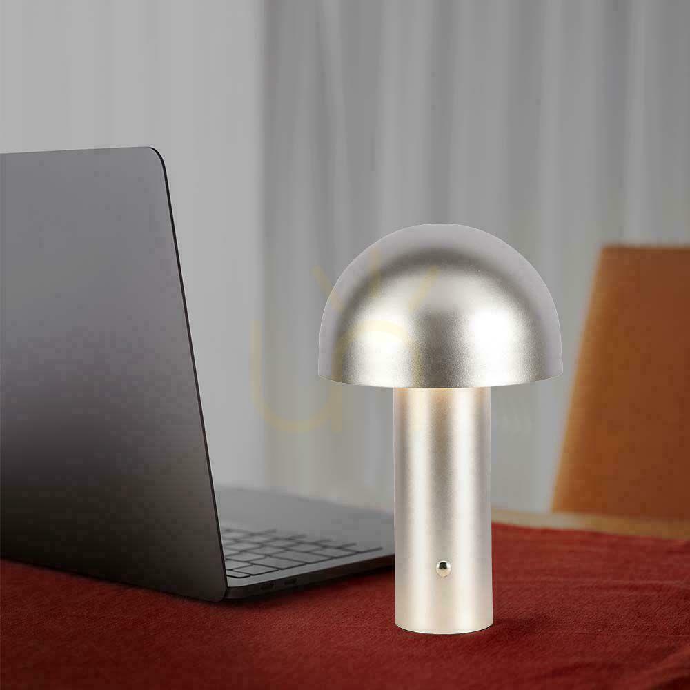 Pohled V-TAC 1W LED lampa na noční stolek 25 cm USB nabíjení stmívatelná zlatá VT-1047 3000K-6000K 200lm. V-TAC 1W LED lampa na noční stolek 25 cm USB nabíjení stmívatelná zlatá VT-1047 3000K-6000K 200lm.