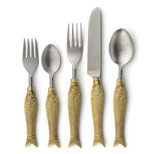 Vidlička ve tvaru ryby L 21 cm small 3