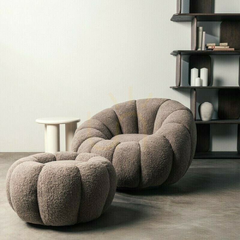 Pohled Křeslo FLOWER v barvě cappuccino, s otočnou základnou, potažené bouclé látkou a se zaoblenými tvary od značky Nova Nook Křeslo FLOWER v barvě cappuccino, s otočnou základnou, potažené bouclé látkou a se zaoblenými tvary od značky Nova Nook