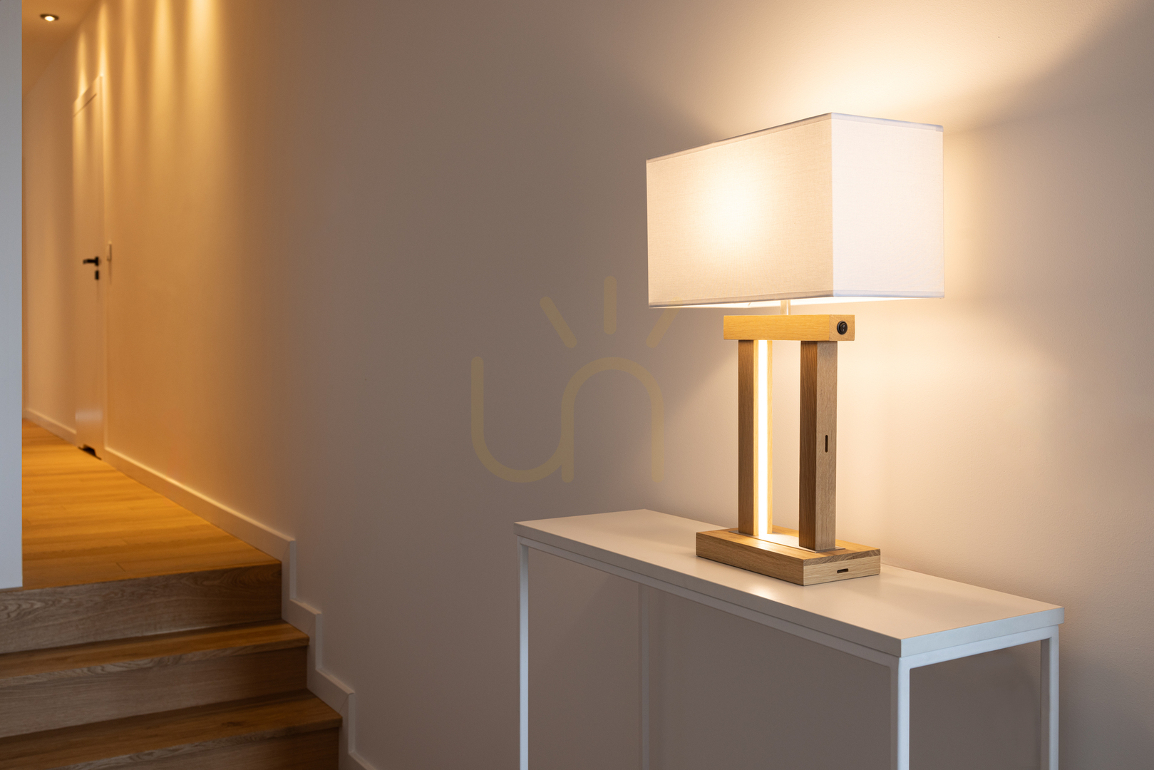 Zobrazit Stolní lampa Hakon, olejovaný dub/matný nikl, bílé stínidlo, 1xE27 + 2xLED 40 W, 35 cm Stolní lampa Hakon, olejovaný dub/matný nikl, bílé stínidlo, 1xE27 + 2xLED 40 W, 35 cm