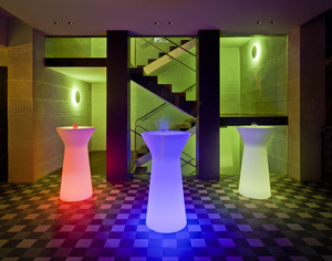 CAPRI 3155 Bílý zahradní stůl, 1xLED small 3