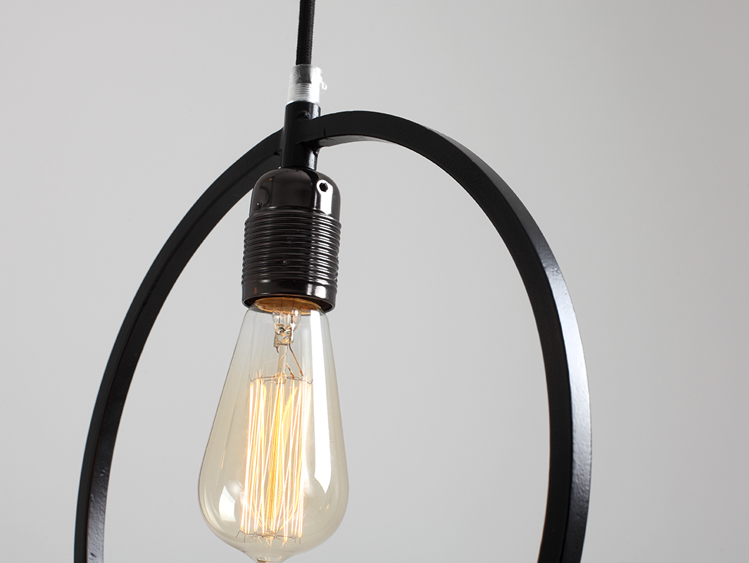 Zobrazit Jedna černá kulatá závěsná lampa VETO Jedna černá kulatá závěsná lampa VETO