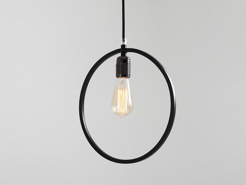 Kontrola Jedna černá kulatá závěsná lampa VETO