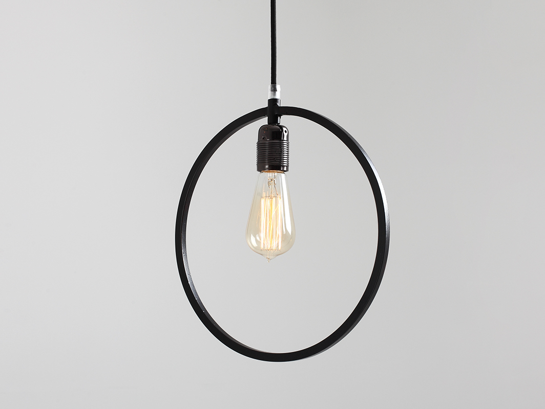 Kontrola Jedna černá kulatá závěsná lampa VETO Jedna černá kulatá závěsná lampa VETO